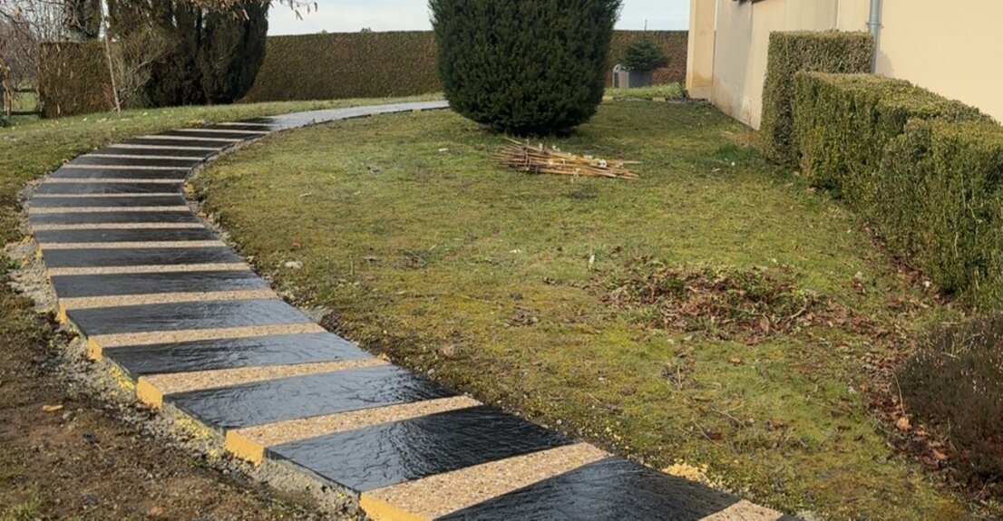 Allée en pierre et muret paysager